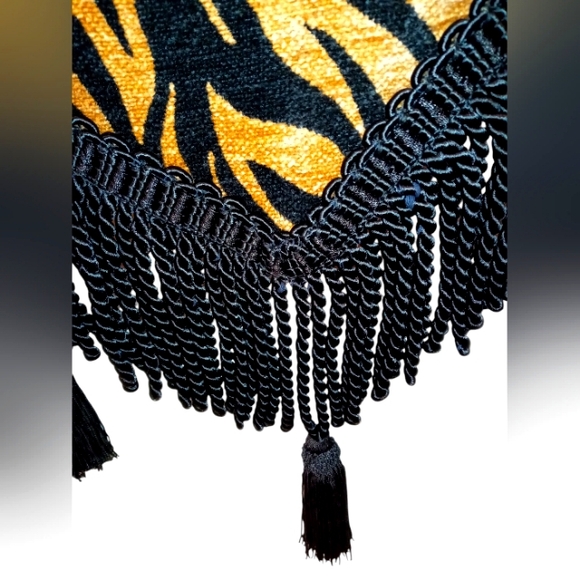 Chenille Tiger tapestry table runner revers. with shiny black fringe and tassel. - Picture 5 of 7